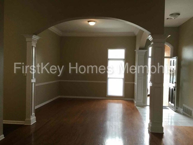 Foto del edificio - 1028 Mirror Lake Ln