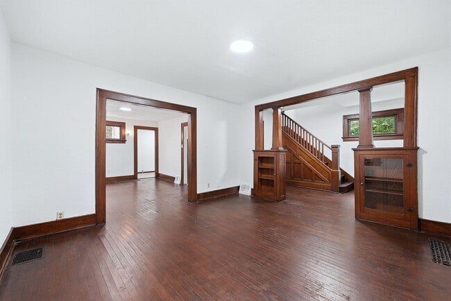 Building Photo - Freshly Updated 3BR Home