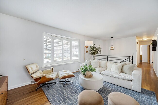 Foto del edificio - Mostly Updated 5BD, 3BA Littleton Home with 2-Car Garage