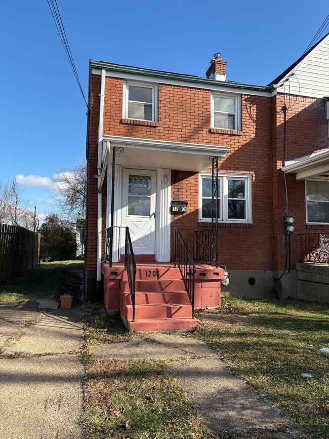 Building Photo - 1206 Shadycrest Dr