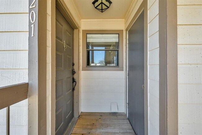 Building Photo - 201 Lakeview Terrace