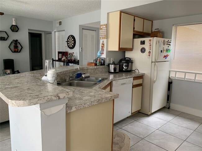 Building Photo - 9999 Summerbreeze Dr