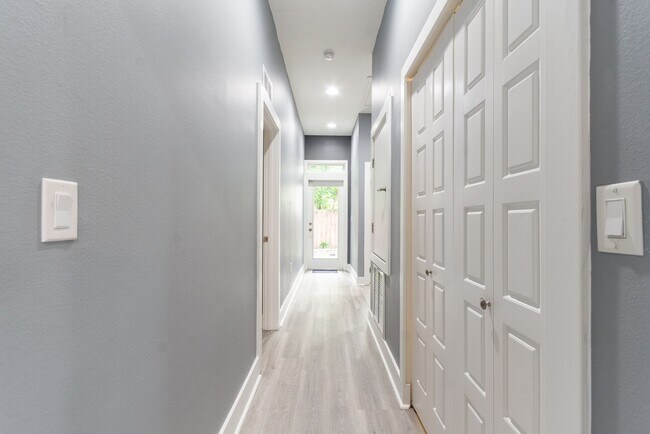 Foto del edificio - Charming 3-Bedroom Craftsman Home in Prime Gainesville Location