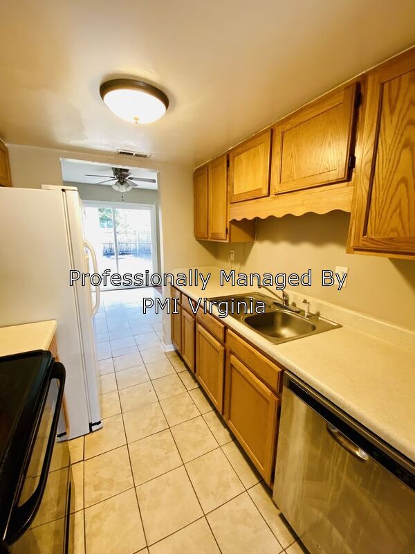 Building Photo - 1313 River Birch Run S