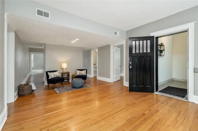 Foto del edificio - 6301 Southwood Ave