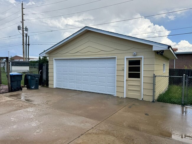 Building Photo - 5 Bedroom ,3 bathroom Single Family Unit, ...