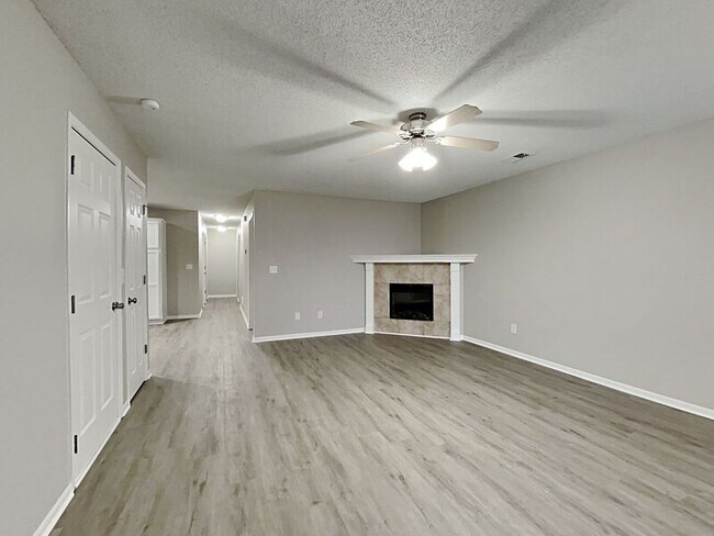 Foto del edificio - 407 NW Woodbury Dr