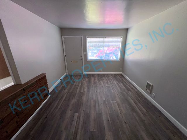 Foto del edificio - Charming 1-Bedroom Gem with Modern Comfort...