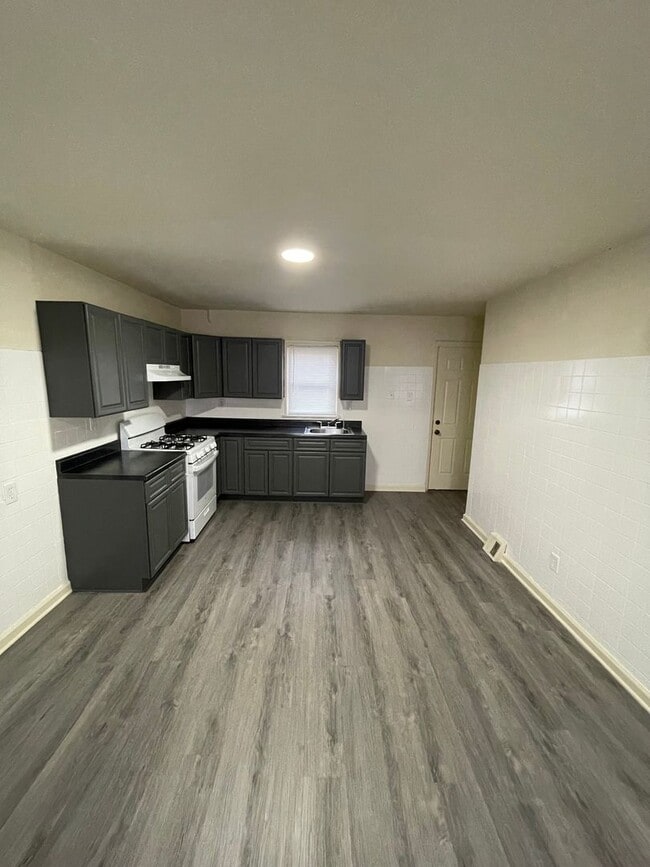 Foto del edificio - Four Bedroom House For Rent