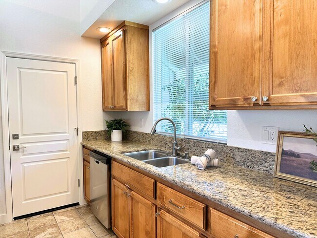 Building Photo - 1661 La Paloma Ct