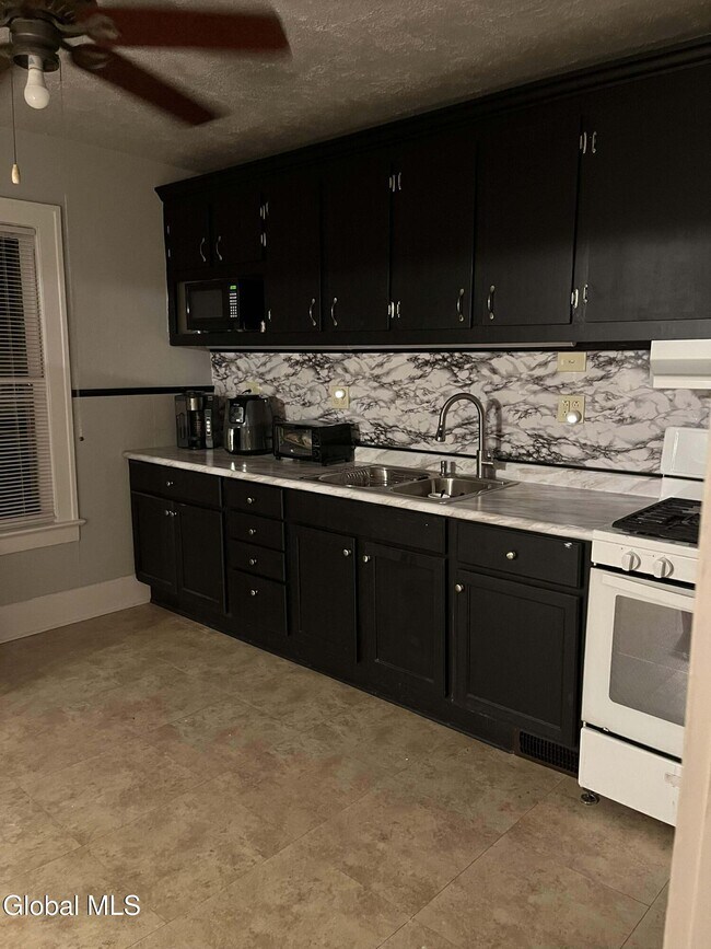 Foto del edificio - 60 W 8th Ave