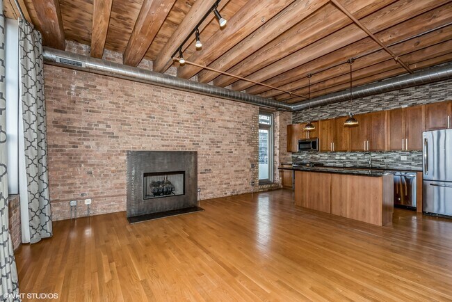 Building Photo - 333 S Desplaines St