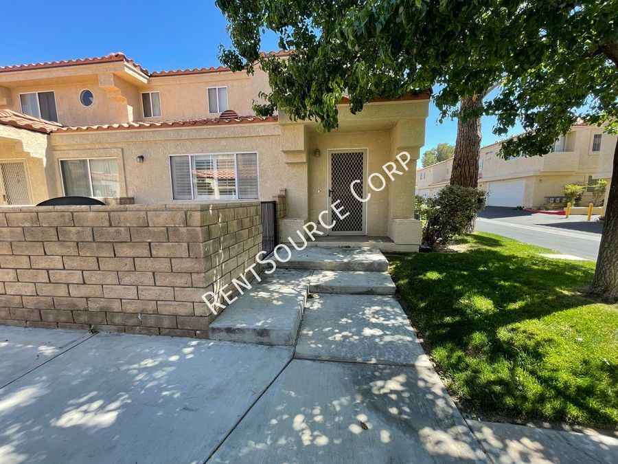 Foto principal - 3 Bedroom 2.5 Bath Two Story Condo for Ren...