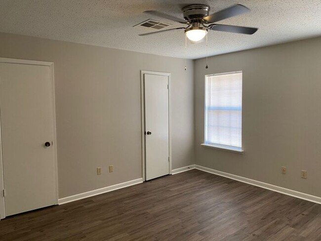 Building Photo - CUTE PATIO HOME IN CARRIAGE SQUARE