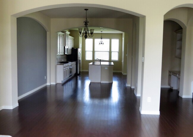 Building Photo - Luxury Town Home