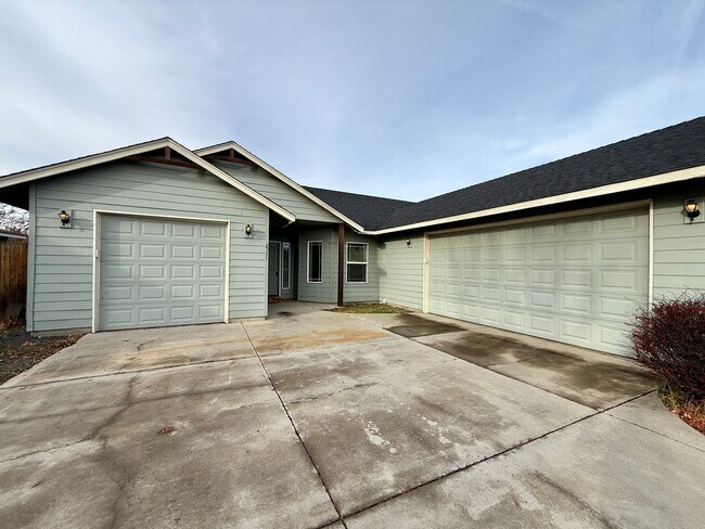 Foto del edificio - SCHEDULE A TOUR TO VIEW THIS VERY SPACIOUS HOME IN REDMOND!!