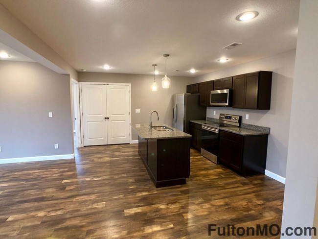 Foto del edificio - 301 East Saint Eunice Road Apartment 102