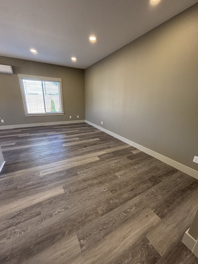 Foto del edificio - 390 Seven Oaks Ln