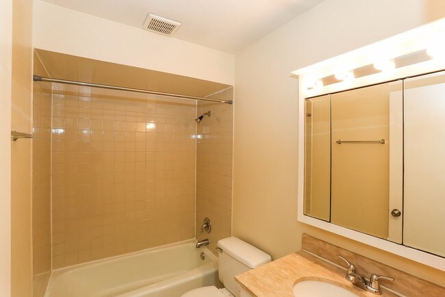 Foto del edificio - 22650 Lakeshore Dr