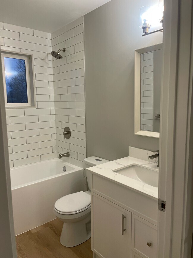 Photo du bâtiment - Two bed one bath upper right