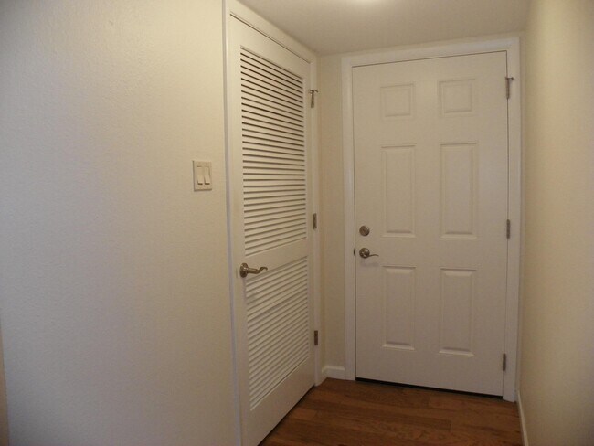 Building Photo - 931 Country Club Dr SE
