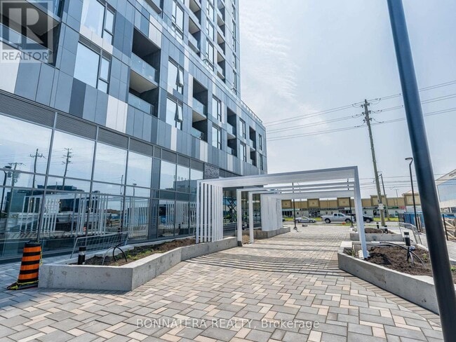 Photo du bâtiment - 498-2498 Caldari Rd