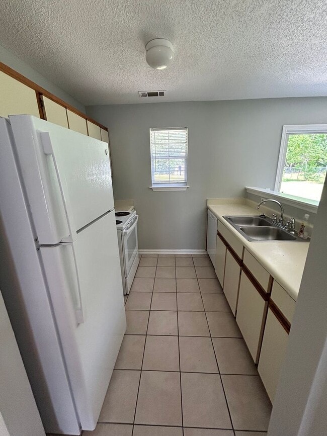 Building Photo - Adorable 3-bed 2-bath Home in Established ...