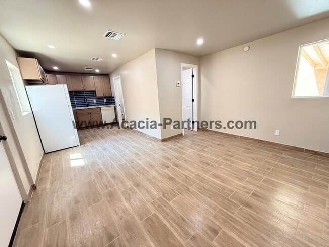Building Photo - Centrally Located Two Bedroom