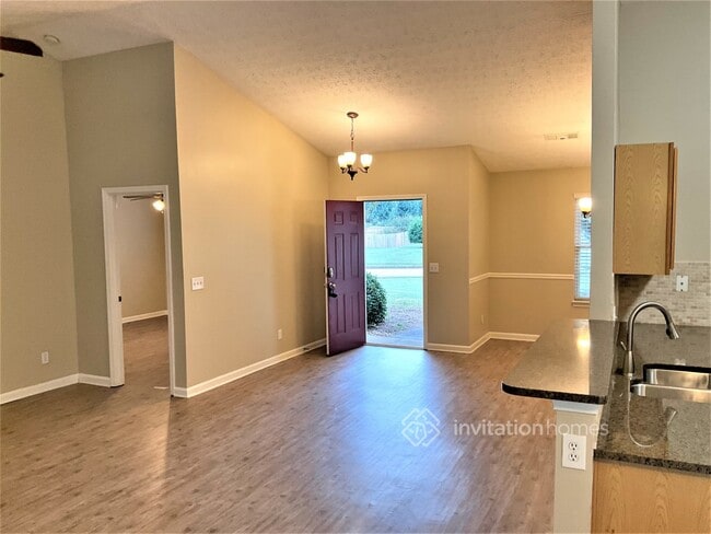 Building Photo - 424 Crested View Dr