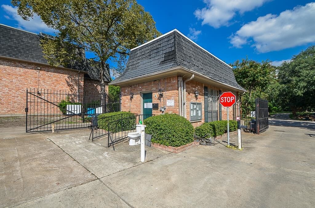 Primary Photo - 2425 Underwood St