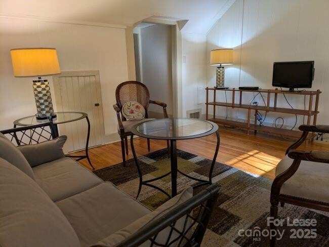 Building Photo - 220 Melrose Cir