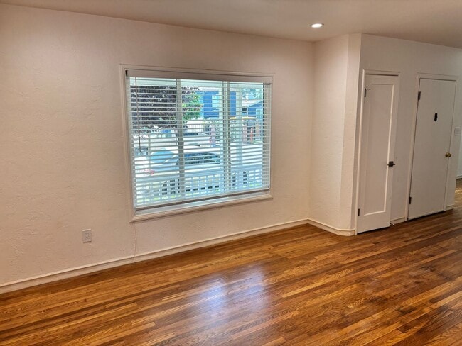 Building Photo - Spacious 3BR, 2Bath House Oakland | $35=00 | Newly Remodeled | Se Habla Español