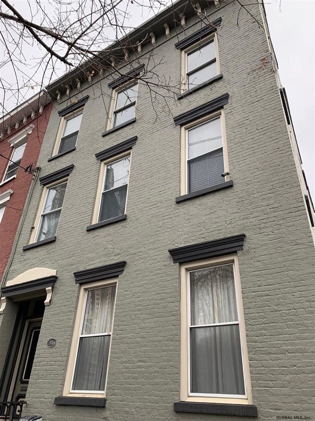 Primary Photo - 35 Ten Broeck St