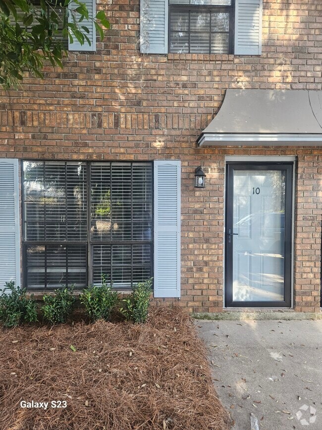 Building Photo - 2220 E Victory Dr