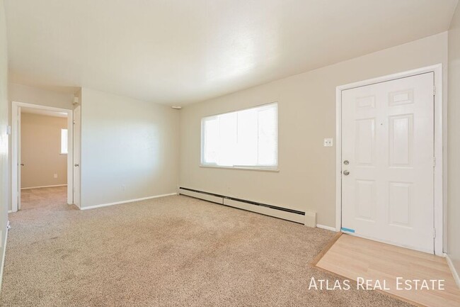 Building Photo - 2 bedroom 1 bath near light rail! Off Stre...