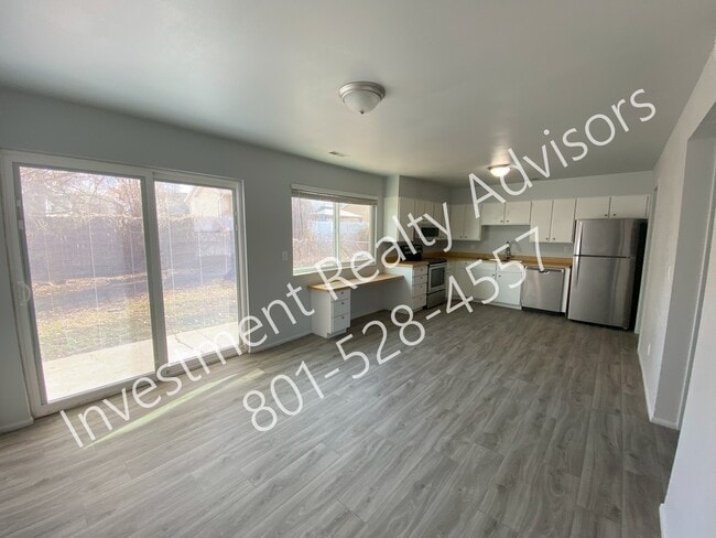 Building Photo - Spacious Duplex With Garage!