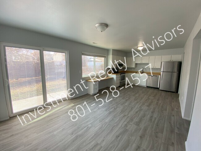 Foto del edificio - Spacious Duplex With Garage!