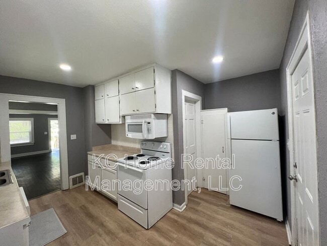 Building Photo - 7542 Harrison St
