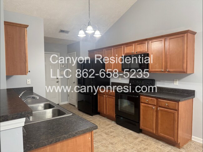 Foto del edificio - 132 White Pine Dr