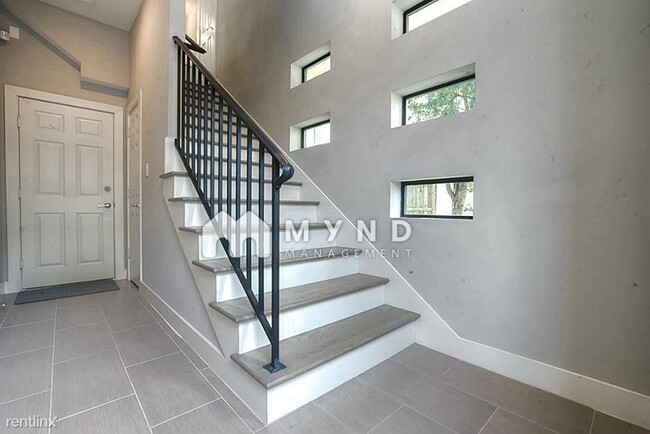 Building Photo - 4 br, 4.5 bath House - 4415 Schuler St #C