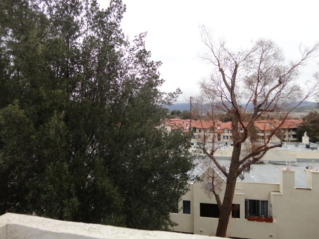 Building Photo - Nice 2 + 2 Gated Condo Santa Clarita