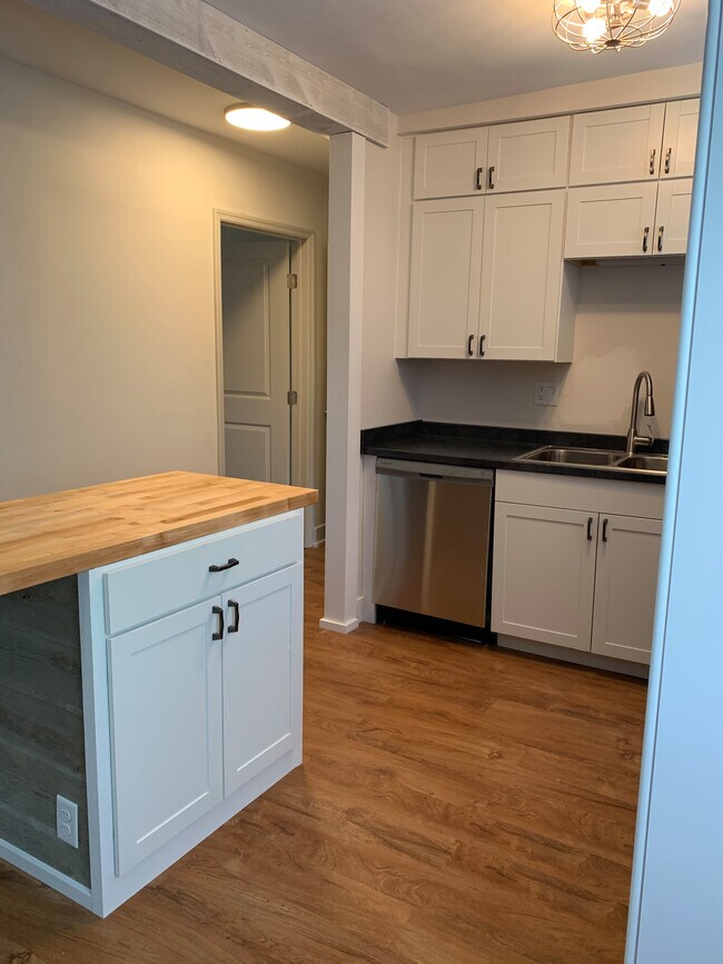 Building Photo - 505 Sandheger Plz