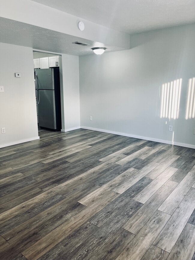 2 Bed 1.5 Bath Living Room - Brookpoint Apartments