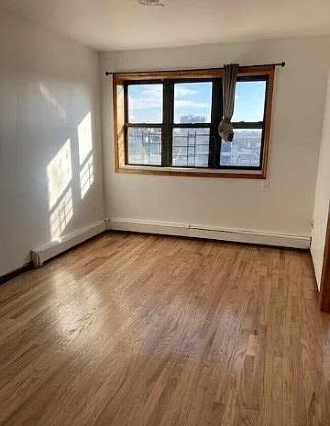 Foto del edificio - 10214 Lewis Ave