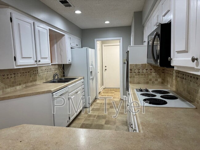 Building Photo - 1005 Towne Lake Dr