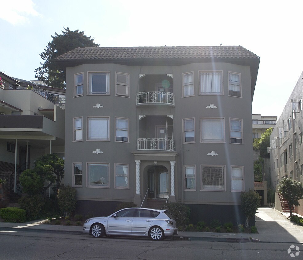 Building Photo - 2220 Lakeshore Ave
