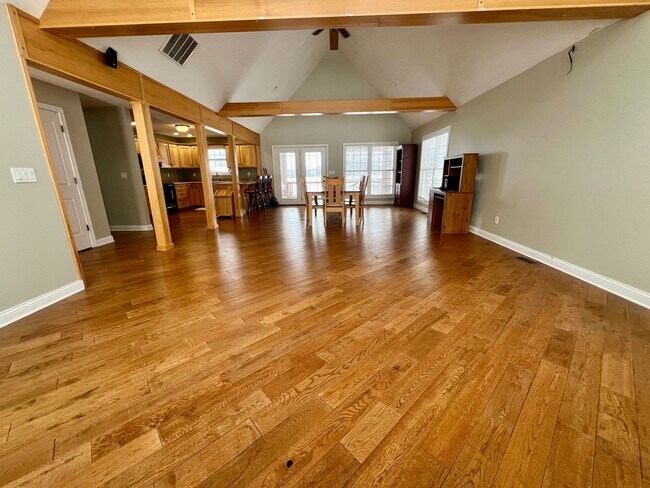 Foto del edificio - Gorgeous brick home with room to roam!