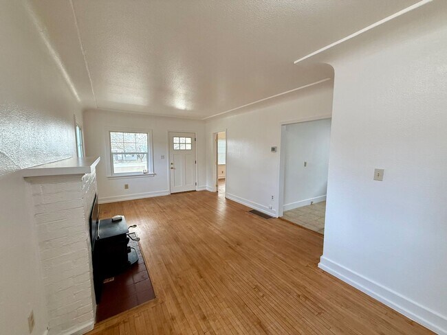 Foto del edificio - Beautiful 3 Bed 2 Bath Spokane Home w/ Detached Garage and Large Fully-Fenced Yard!