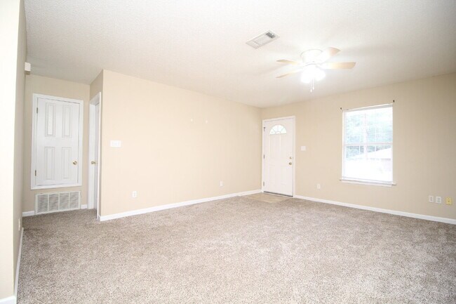 Building Photo - 2-Bed, 2-Bath Milton Duplex Minutes from Whiting Field – Pet Friendly with Lawn Maintenance Inclu...