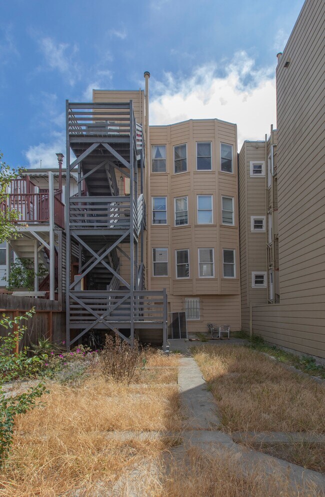 Vista trasera - 648-652 S Van Ness Ave